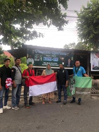 Semarakkan HUT RI Ke-80, Badko HMI Riau-Kepri Berbagi Bendera Merah Putih